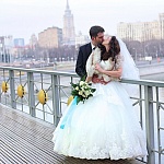 Нежный и эффектный образ невесты: свадебное платье Сара ( Amore MIO), испанская фата с кружевом длиной 2 метра. Образ невесты создан Свадебным салоном "Мендельсон"