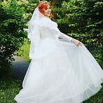 Невеста Наталья в пышном закрытом платье с кружевными рукавами Фаина