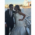 Прекрасная невеста в кружевном платье со шлейфом бренда Julius Bridal. Образ создан Свадебным салоном Мендельсон