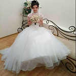 Свадебное платье со шлейфом и открытой спиной ToBeBride BB404 на нашей утонченной невесте Виктории