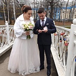 Невеста Карина в свадебное платье с кружевными рукавами Голант Карен