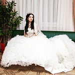 Роскошное свадебное платье со шлейфом Маркиза дополнено кружевной фатой To Be Bride и короной с кристаллами. Образ создан свадебным салоном Мендельсон.