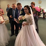Стильное свадебное платье с рукавами молочно-брусничного цвета, модель SV026