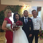 Очаровательная принцесса с пышном свадебном платье Нежность с рукавами. Образ создан свадебным салоном Мендельсон.
