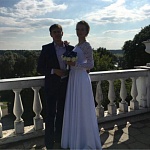 Шикарная Ольга в белом атласном платье с рукавами Олимпия.