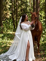 Атласное прямое свадебное платье с разрезом Гала